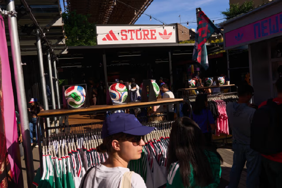 世界杯营销开支侵蚀利润，阿迪达斯股价暴跌18%